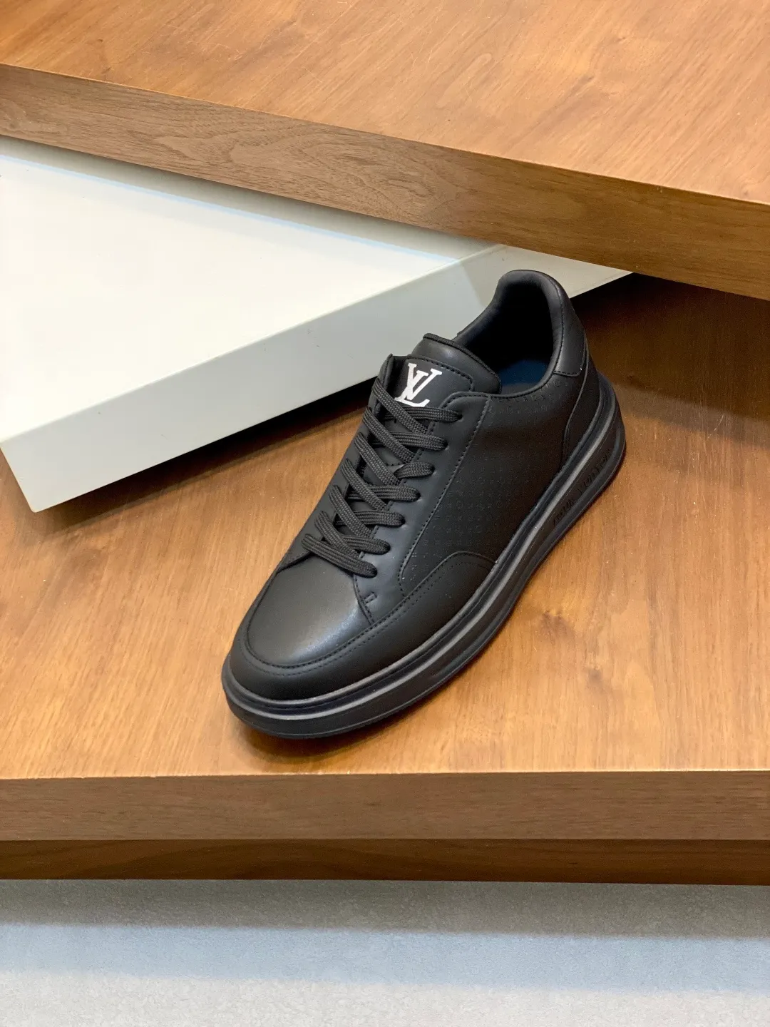 Factory price: 400💰LV🆕 New men's high-end casual sports shoes, using imported first-layer cowhide silk-screened brand lougou, original ultra-light men's shoes 💰u outsole, wear-resistant and comfortable, Monogram lougou embellished rubber outsole, breathable mesh lining, versatile classic style! Size: 38-44 (.45, 46 customized)